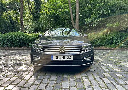 VW Passat Variant Volkswagen R-Line DSG Travel Assist LED Leder GARANTIE