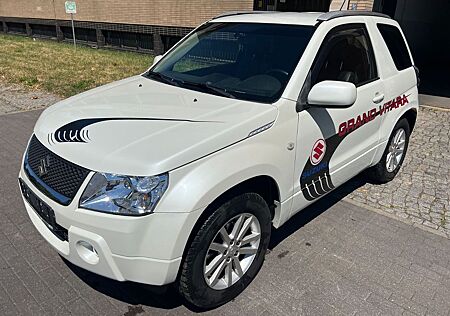 Suzuki Grand Vitara 1.6 Black and White