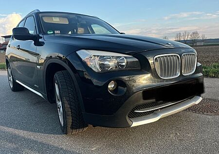 BMW X1 Schwarzer sDrive18i - innen stilvolles beige