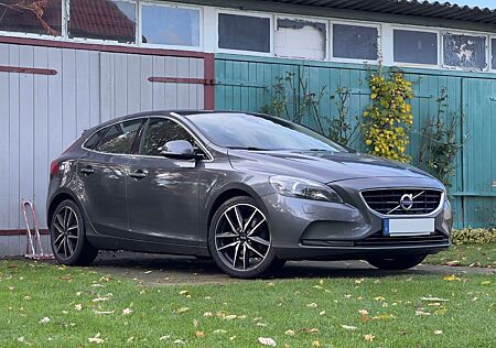 Volvo V40 D2 Momentum Panorama, AHK, Kamera, Xenon