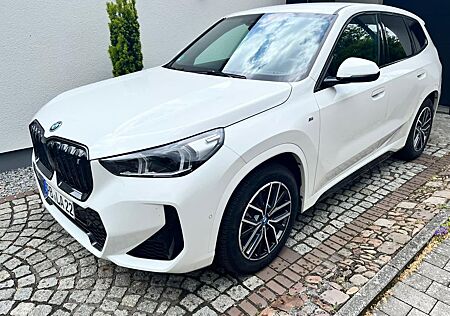 BMW iX1 xDrive30 M-Sport - 1. Hand Adaptiv LED HK