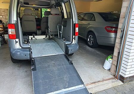 VW Caddy Volkswagen mit *Rollstuhlrampe*