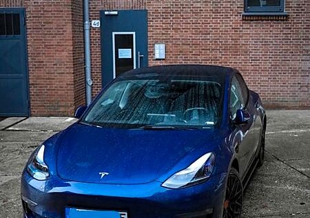 Tesla Model 3 Allradantrieb mit Dualmotor Performa...