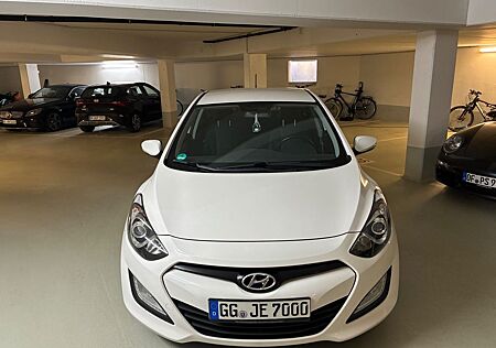 Hyundai i30 1.4 in Top Zustand wenig Kilometer