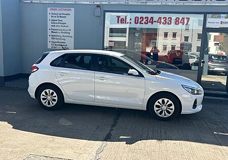 Hyundai i30 + NaviZB+Klima+Allwetter+BT+Tempomat+USB+LED