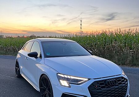 Audi S3 8Y Sportback / 1. Hand / Alcantara / Pano