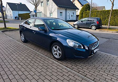 Volvo S60 D3 2.0 TÜV Neu 12-fach bereift AHK Bluetooh