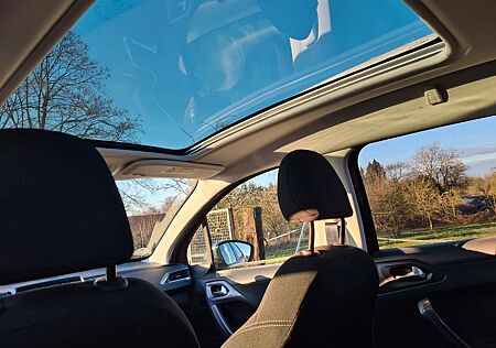 Peugeot 2008 Allure PureTech mit Panoramadach+neuem TÜV