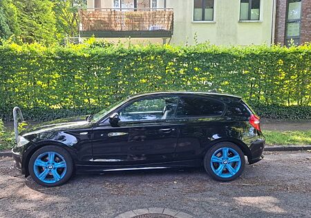 BMW 118d Coupé - (blaue Felgenfolie ist abnehmbar)