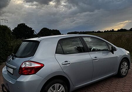 Toyota Auris 1,4-l-D-4D - Aut. AHK, KLIMA