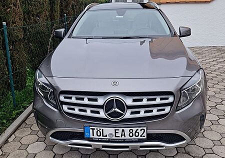 Mercedes-Benz GLA 220 4MATIC DCT -