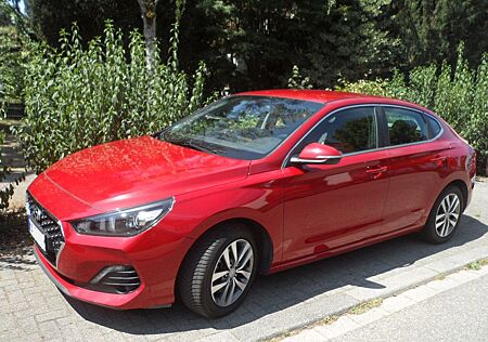 Hyundai i30 gebraucht kaufen Hyundai i30 1.6 CRDi 136PS Fastback