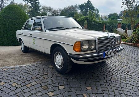 Mercedes-Benz 200 W123 Oldtimer H -Kennzeichen - top gepflegt