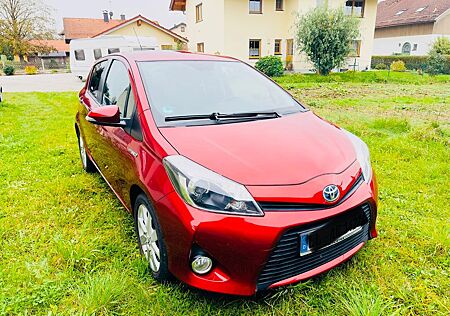 Toyota Yaris 1,5-l-VVT-i Hybrid Club // WENIG KILOMET