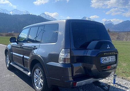 Mitsubishi Pajero 3,2 DI-D 4WD Diamant Edition Automati...