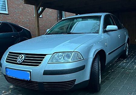 VW Passat Volkswagen 1.6 Benzin Basis - 1. Hand - TÜV Neu
