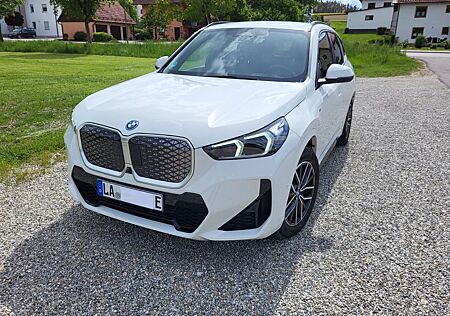 BMW iX1 eD20 MSp - HUD DA+ PA+ HK AHK el Leders+Mass