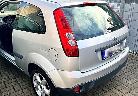 Ford Fiesta 1.3 44 kW - 700€VB