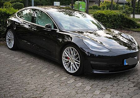 Tesla Model 3 Allradantrieb mit Dualmotor Performa...