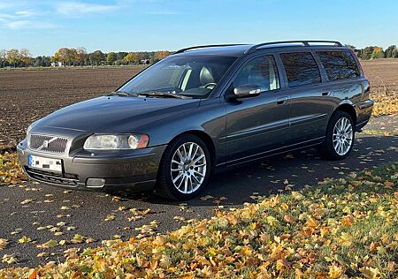 Volvo V70 D5 2.4 Xenon AHK Automatik Tempomat 17" Alu