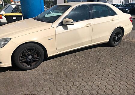 Mercedes-Benz E 200 NGT BlueEFFICIENCY Autom. -