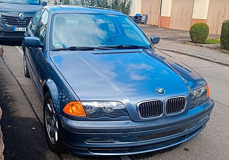 BMW 328i - 1. Hand - blau metallic