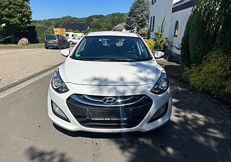 Hyundai i30 blue 1.6 CRDi 81kW Classic