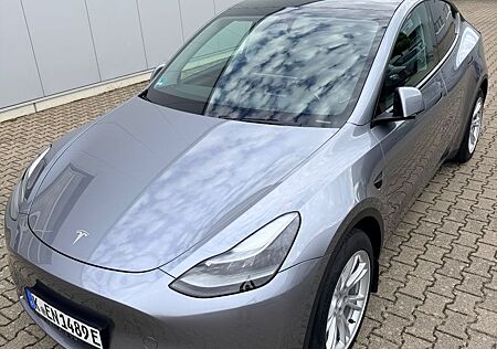 Tesla Model Y Long Range AWD/AHK/HW4/8-fach bereift
