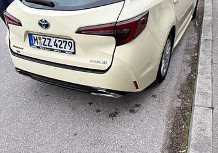 Toyota Corolla 1,8 Hybrid Black & White Touring Spo...