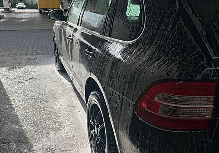 Porsche Cayenne - -