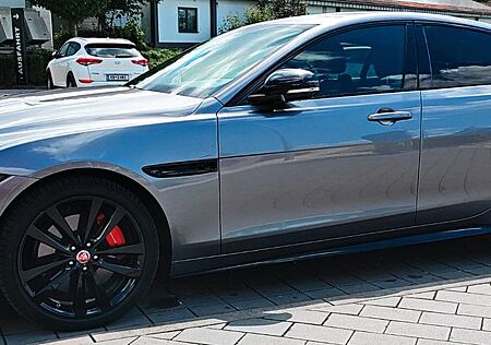 Jaguar XE D200 R-DYNAMIC BLACK AWD R-DYNAMIC BLACK