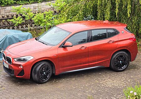 BMW X2 sDrive18i in auffälligem Sunset-Orange