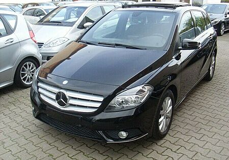 Mercedes-Benz B 180 Akt. Park. / Panoramaschiebedach/ Navig.