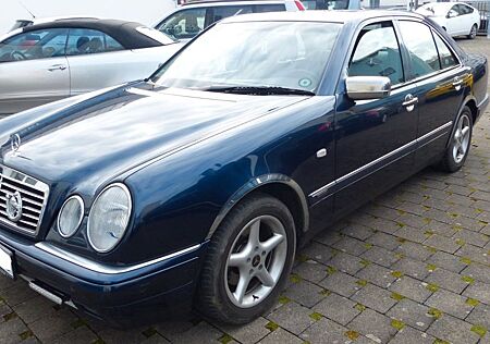 Mercedes-Benz E 220 DPF, AHK, Plakette grün, 1. HD Kein Regen!