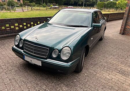 Mercedes-Benz E 200 ELEGANCE