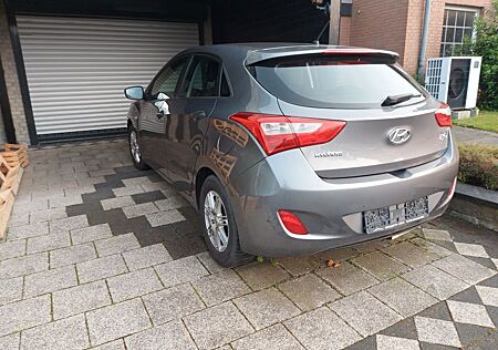 Hyundai i30 1.4 CRDi diesel nur 141500 gelaufen