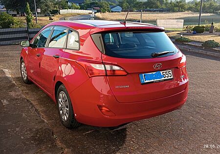 Hyundai i30 CW 1.4 Kombi-TÜV: 9/27-PDC-RFK-NAVI-4eFH-NR