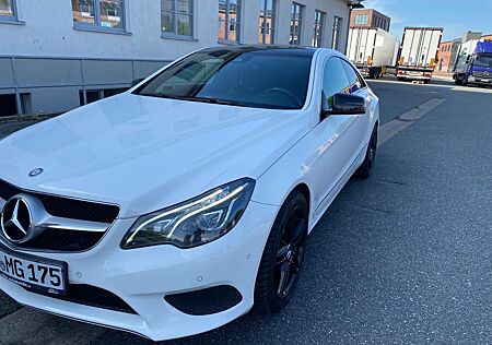 Mercedes-Benz E 200 - Scheckheft, Mega Optik, TÜV bis 04/2027