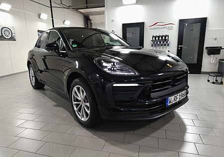 Porsche Macan - -