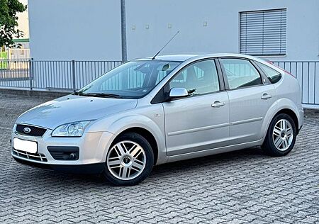 Ford Focus 1,6 Ti-VCT Ghia & 82000 km
