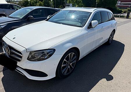 Mercedes-Benz E 220 T-Modell d Teilleder*Schiebedach*ILS*AHK
