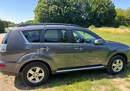 Mitsubishi Outlander 2.0 MIVEC Invite 2WD CVT Invite
