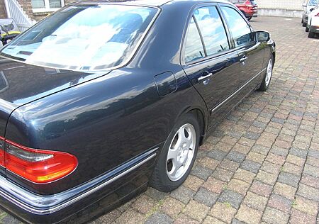 Mercedes-Benz E 240 AVANTGARDE Avantgarde