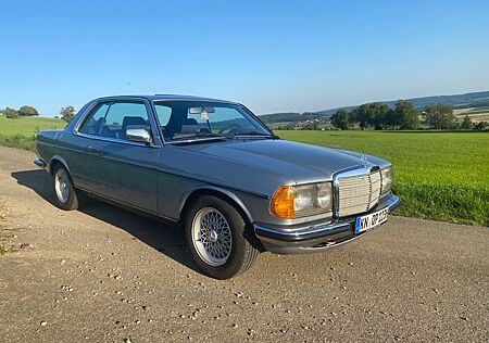 Mercedes-Benz 230 W123 230CE Coupé 5-Gang