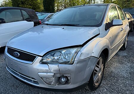 Ford Focus 1.6 TDCI Lim. Ghia Klima,Alu,PDC,Ahk,Mfl