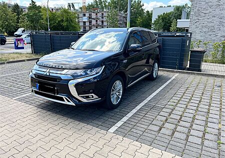 Mitsubishi Outlander 2.4 MIVEC PLUG-IN HYBRID 4WD Top