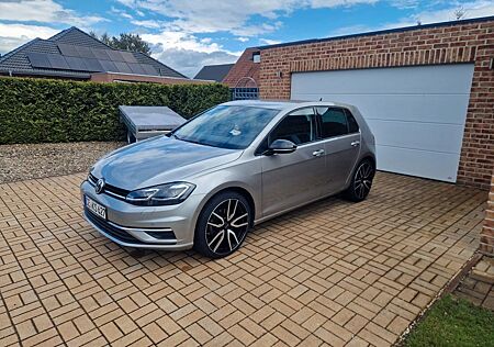 VW Golf Volkswagen 1.5 TSI 150 PS AUTOMATIK SHZ LED SERVICE NE