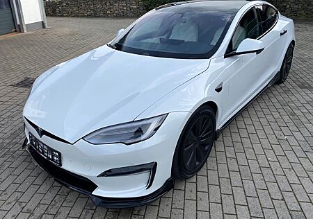 Tesla Model S Plaid Carbon 1020PS YOKE P-Weiß Panorama