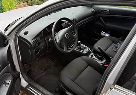 VW Passat Volkswagen 1.6 Basis Basis