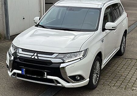 Mitsubishi Outlander 2.4 MIVEC PLUG-IN HYBRID 4WD Plus ...